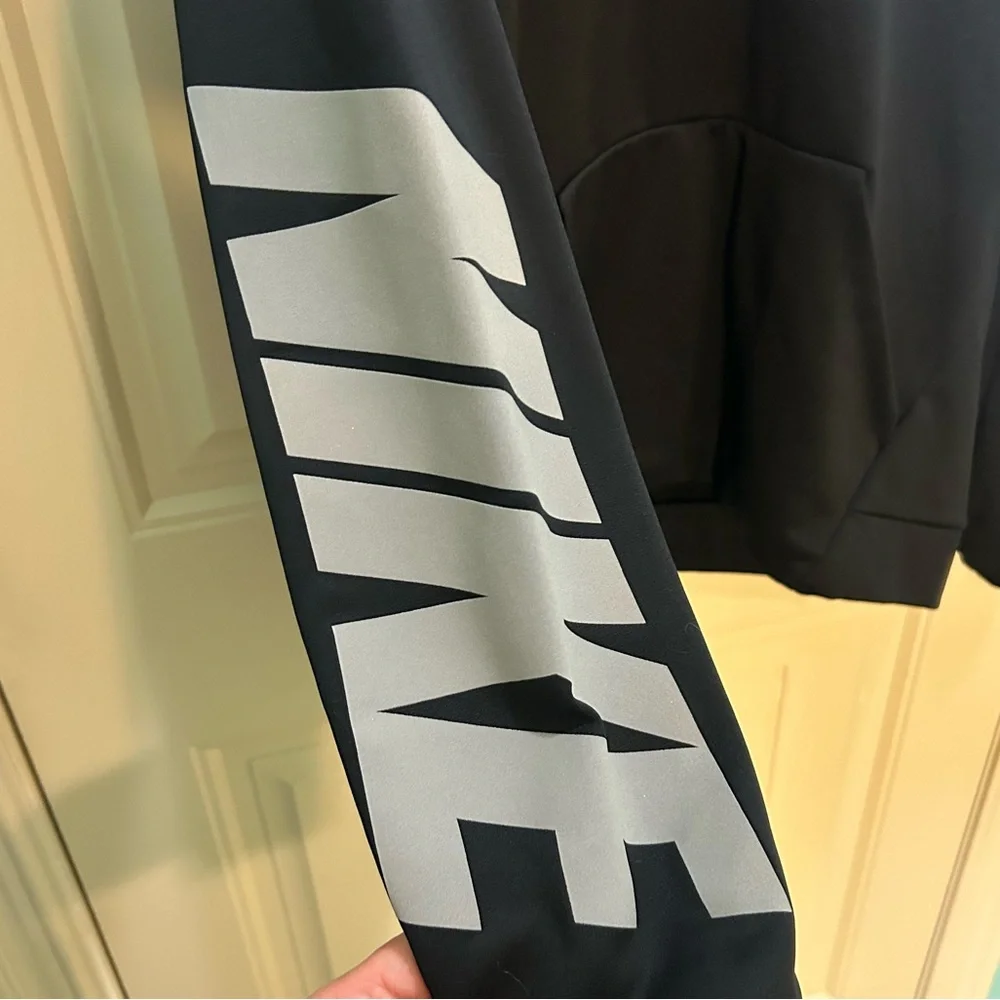 Nike Thermafit Men’s Black Hoodie, Long Sleeve, Center Pocket, Athletic,‎ Large